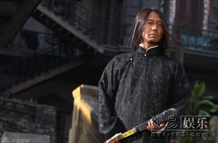 《十月围城》中扇子是黎明的武器.